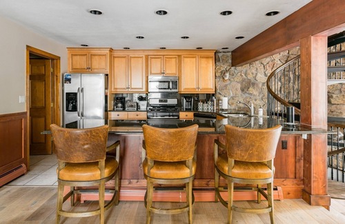Vail House | Spacious House On GORE CREEK ~ 5 Bed /5 Baths (Sleeps 12) Bus Stop next door!
