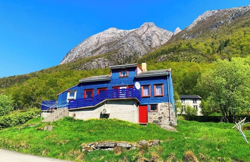Halsa Municipality House | Spacious house, with boat, in beautiful landscape