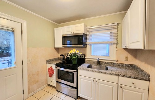 Stamford House | Spacious house with King & Queen beds, private patio, walkable to Train Station!