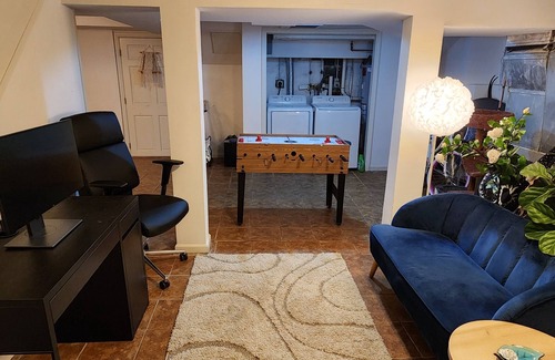 Stamford House | Spacious house with King & Queen beds, private patio, walkable to Train Station!