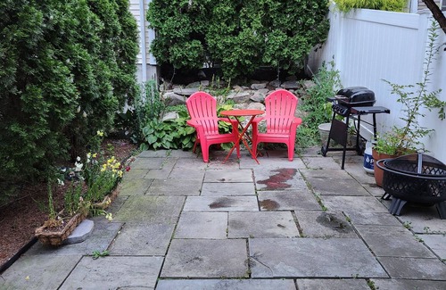 Stamford House | Spacious house with King & Queen beds, private patio, walkable to Train Station!