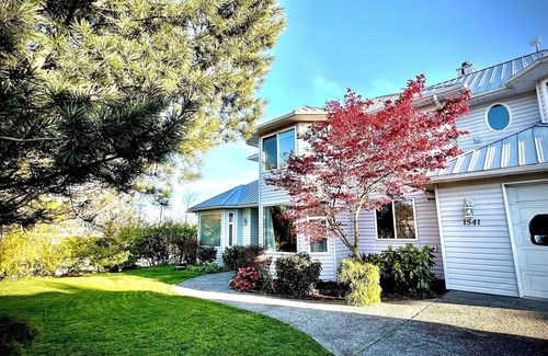 Point Roberts Villa | Spacious King Bedroom plus a Sunny Queen bedroom with Great Views