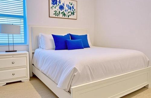 Loughman House | Spacious King, Queen Rooms in Luxury Villa-Pool-SPA-Disney-WiFi-Smart TV