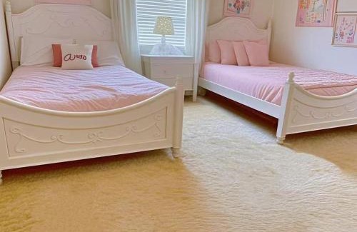 Loughman House | Spacious King, Queen Rooms in Luxury Villa-Pool-SPA-Disney-WiFi-Smart TV