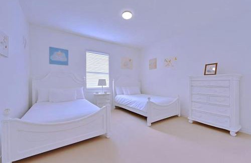 Loughman House | Spacious King, Queen Rooms in Luxury Villa-Pool-SPA-Disney-WiFi-Smart TV