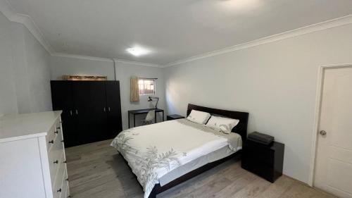 Marsfield House | Spacious King Size Private Room Pet Friendly