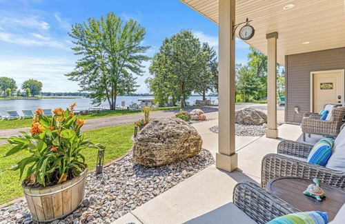 Lindstrom Cabin | Spacious Lakefront|Holiday Decor|Firepit