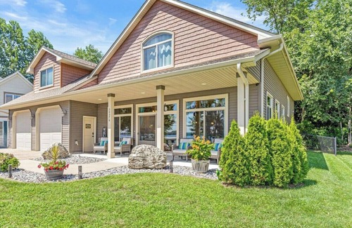 Lindstrom Cabin | Spacious Lakefront|Holiday Decor|Firepit