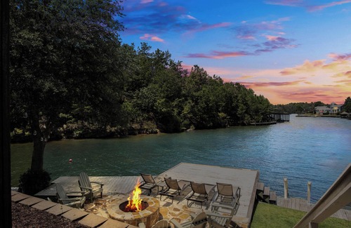 The Woods of Longleaf House | Spacious Lakeside Retreat - Sleeps 16, Quiet Slough, Great Entertaining Areas!
