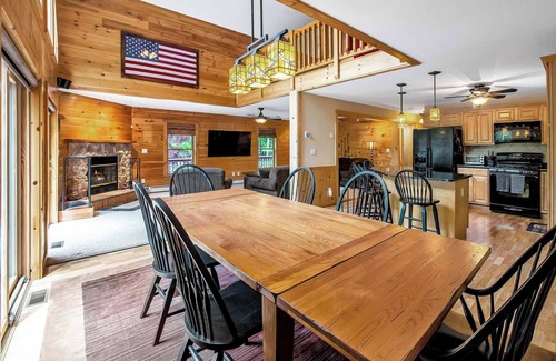 Lakeville Cabin | Spacious Lakeville Log Chalet with Hot Tub
