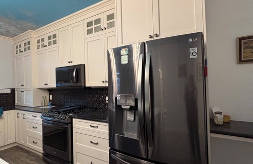 Ashcroft House | Spacious lane home among desert hills, full kitchen, level parking, easy access
