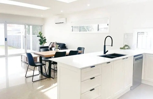 Wagga Wagga Apartment | Spacious, light filled home in the heart of Wagga!