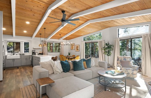 Dorrington Ski Chalet | Spacious modern chalet w/fire pit, BBQ, games, ping pong - 5 min from Big Trees!