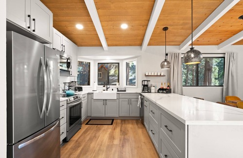 Dorrington Ski Chalet | Spacious modern chalet w/fire pit, BBQ, games, ping pong - 5 min from Big Trees!