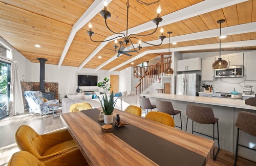 Dorrington Ski Chalet | Spacious modern chalet w/fire pit, BBQ, games, ping pong - 5 min from Big Trees!