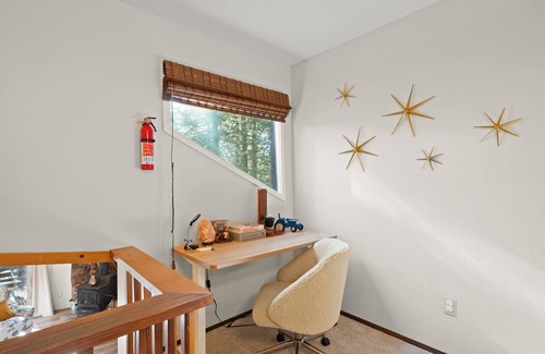 Dorrington Ski Chalet | Spacious modern chalet w/fire pit, BBQ, games, ping pong - 5 min from Big Trees!