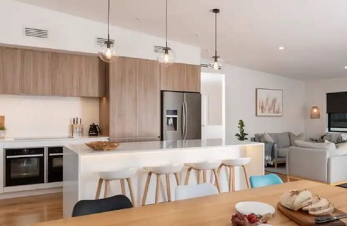 Titirangi House | Spacious Modern Family Home