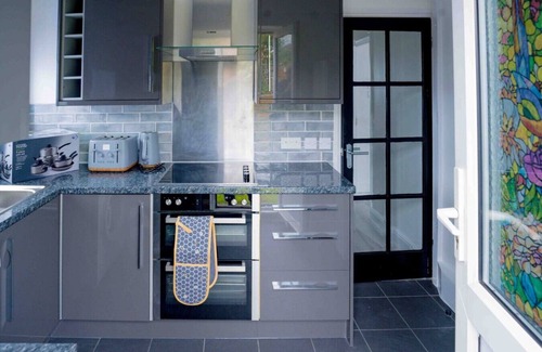 Belvedere Apartment | Spacious modern apartment with full kitchen, Wi-Fi & parking