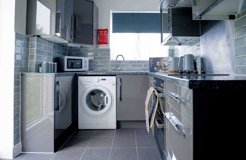 Belvedere Apartment | Spacious modern apartment with full kitchen, Wi-Fi & parking