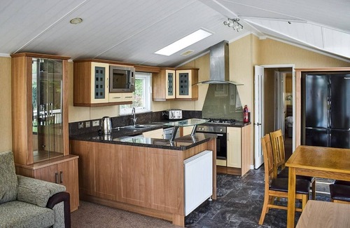 Arnold House | Spacious, modern lodge with two doubles and one twin.