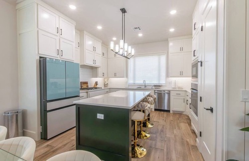 Edmond House | Spacious Modern Retreat in Edmond