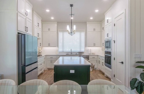 Edmond House | Spacious Modern Retreat in Edmond