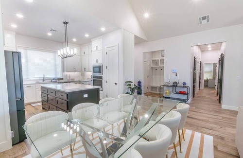 Edmond House | Spacious Modern Retreat in Edmond