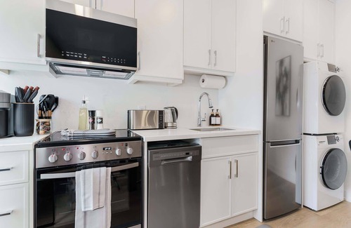 Grange Park Hotel | Spacious Modern Suite in Downtown Toronto