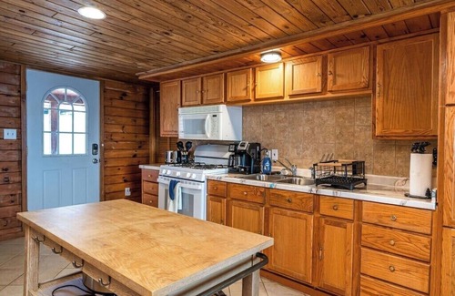 Mayfield House | Spacious Multi-Unit Retreat with Lakefront Views