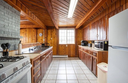 Mayfield House | Spacious Multi-Unit Retreat with Lakefront Views