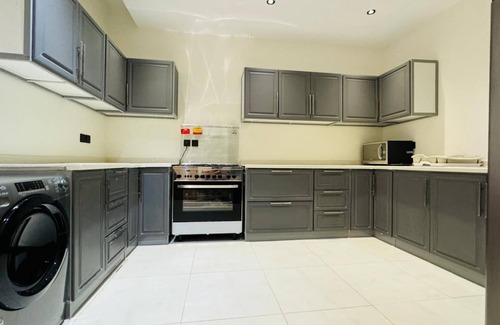 Medina Apartment | Spacious & New 4-bedroom apartment in peaceful Madinah with AC, Fast-WiFi