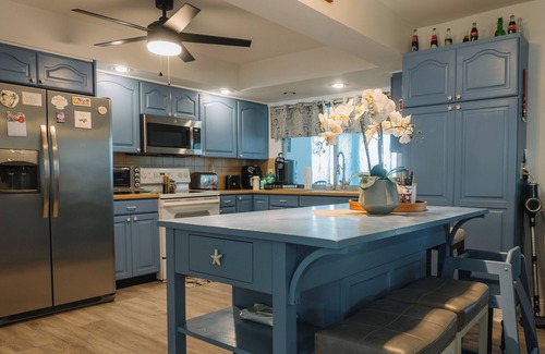 Hunt Club House | Spacious newly renovated 4BR Home w Private Yard