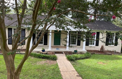 Tuscaloosa House | Spacious, newly updated, classic style close to UA campus. Sleeps 10