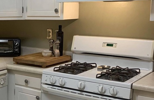 Knoxville Condo | Spacious one level condo in exclusive neighborhood.