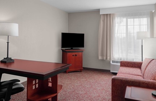 Renton Hotel | Spacious Pet-Friendly Suite w/Free Parking and Airport Shuttle near Pike Place