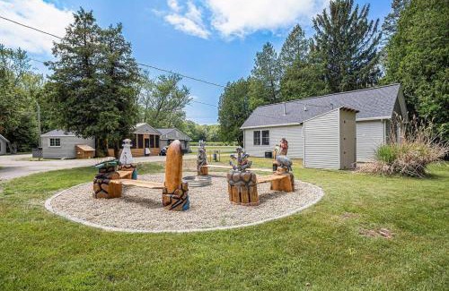 South Haven Apartment | Spacious Pickleball Pines