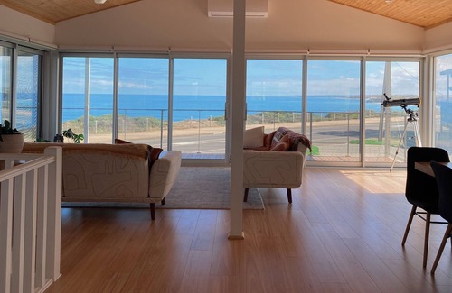 Adelaide House | Spacious Port Willunga home