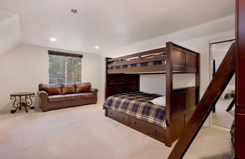 Big Bear Ski Chalet | Spacious, Private 3 bedroom Chalet with Hot Tub!