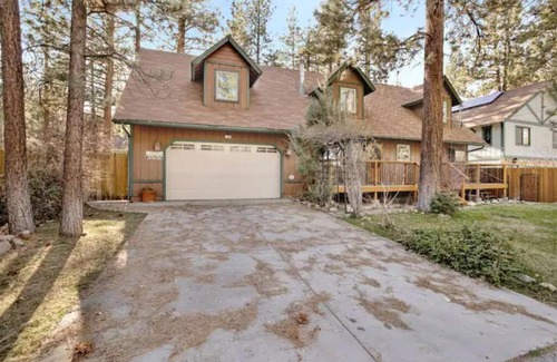 Big Bear Ski Chalet | Spacious, Private 3 bedroom Chalet with Hot Tub!