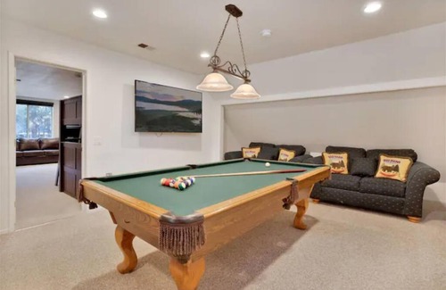 Big Bear Ski Chalet | Spacious, Private 3 bedroom Chalet with Hot Tub!
