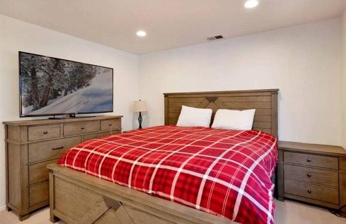 Big Bear Ski Chalet | Spacious, Private 3 bedroom Chalet with Hot Tub!