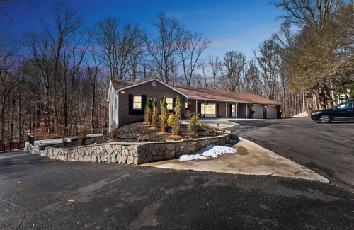 Gaithersburg House | Spacious private 6 bedrooms Oasis Retreat in lovely Gaithersburg