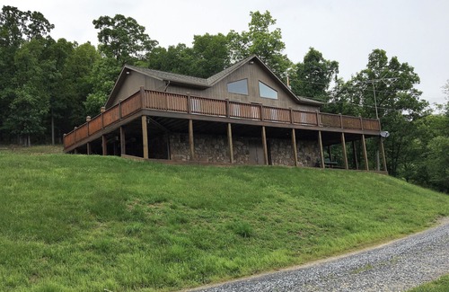 Luray Cabin | Spacious Private Retreat with Great Views of Page Valley & Blue Ridge Mountains