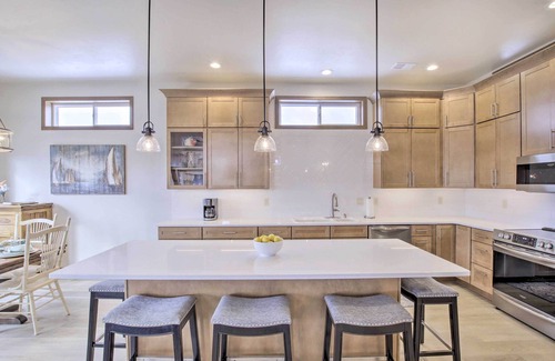 Pipe House | Spacious Recently Built Home < 1 Mi to Lake!