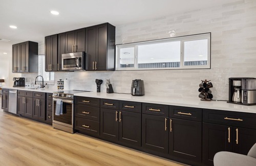 Village Grove House | Spacious Remodel 3BR 2BA – Prime Location Near It All