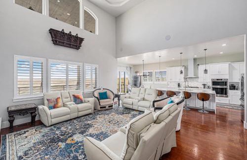 Hudson Villa | Spacious Retreat W Patio & Fireplace