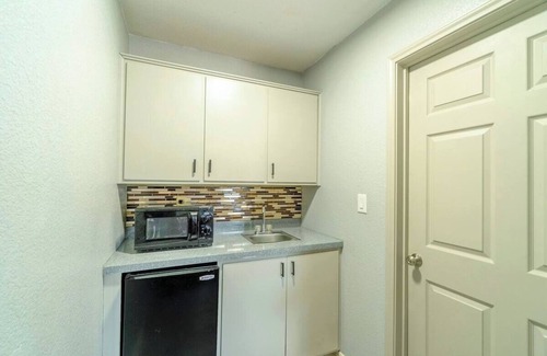 Killeen Hotel | Spacious Room w/Fridge, Microwave & Private Bath – Ideal for Family Road Trips