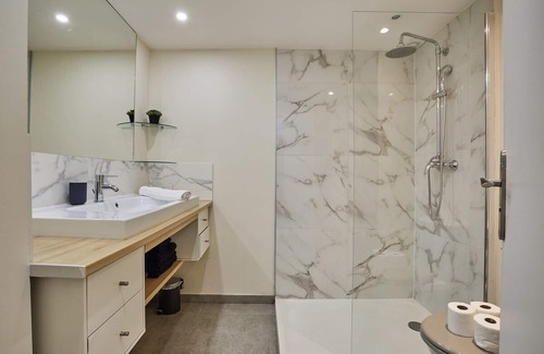 Epinettes Apartment | Spacious Studio Center of Paris/montmartre