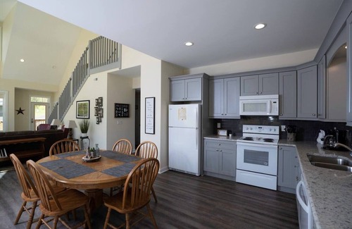 Draper Cabin | Spacious & Stylish Waterfront Home on New River! 3