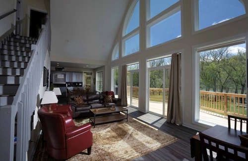 Draper Cabin | Spacious & Stylish Waterfront Home on New River! 3